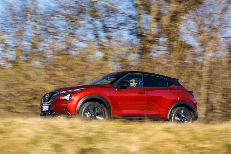 Nissan JUKE rossa, laterale