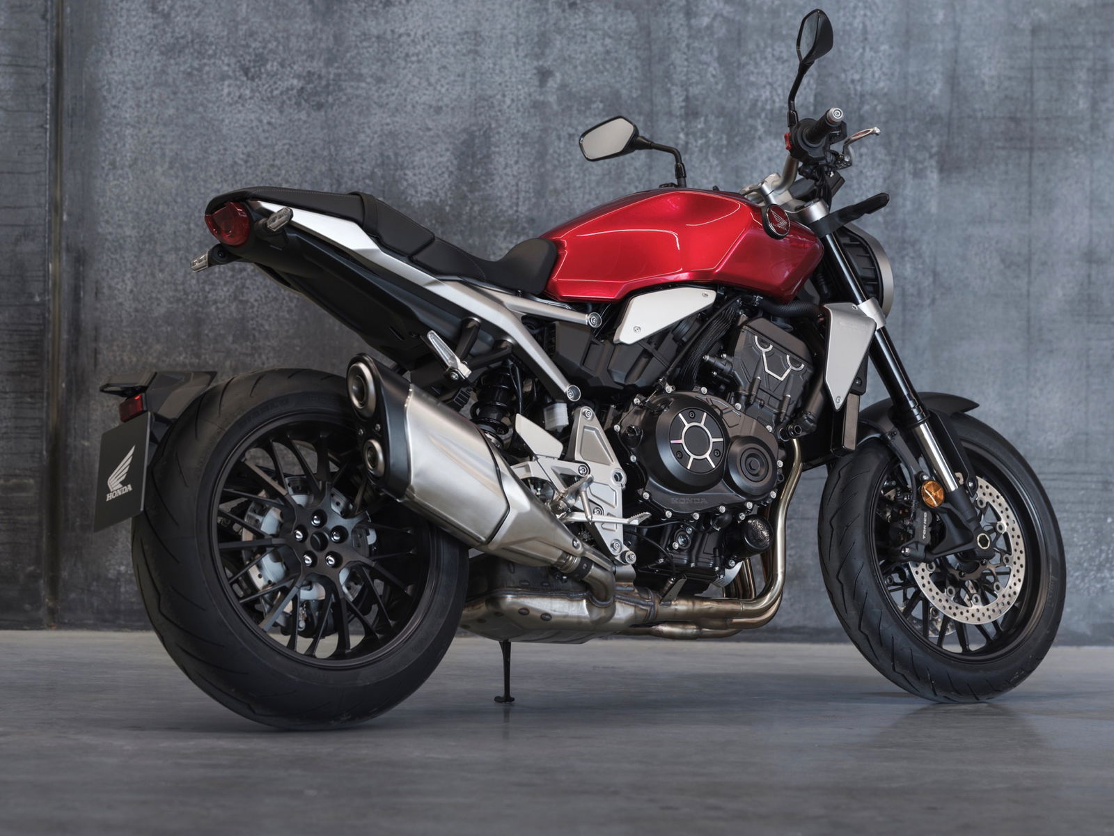 Honda CB1000R 2021 rossa tre quarti posteriore