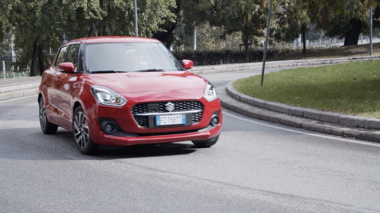 Suzuki Swift rossa, città