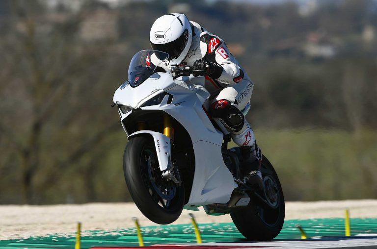 Ducati Supersport 950 S 2021 impennata