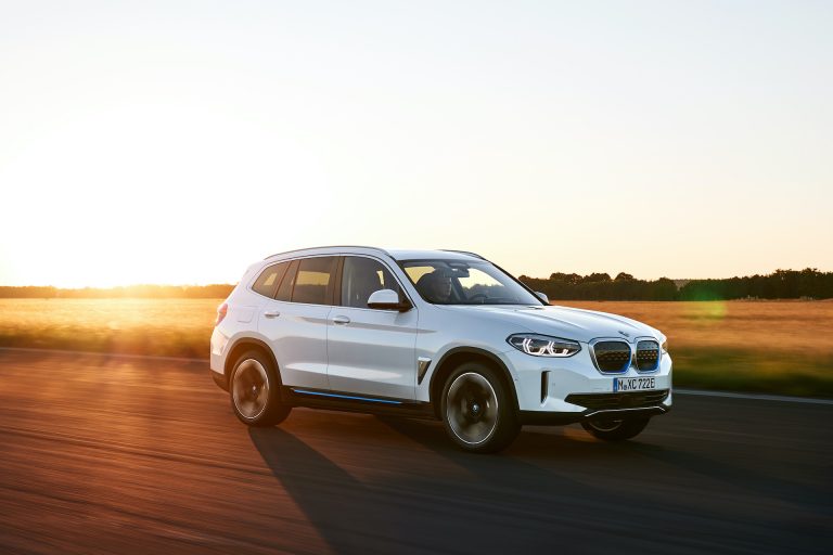 BMW iX3 prova - bianca - tre quarti anteriore