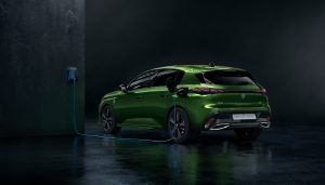 Nuova Peugeot 308 plug in in ricarica