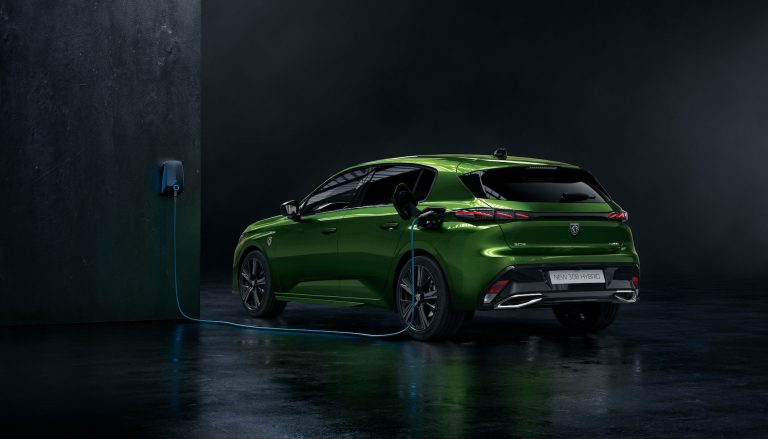 Nuova Peugeot 308 plug in in ricarica