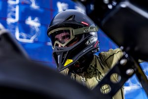 Vibrazioni art design moto con pezzi riciclati casco