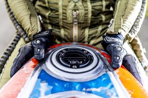 Vibrazioni art design moto con pezzi riciclati serbatoio