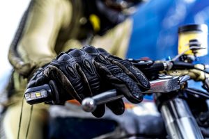 Vibrazioni art design moto con pezzi riciclati guanti