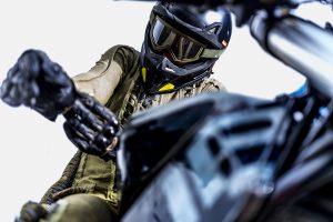 Vibrazioni art design moto con pezzi riciclati casco guanti