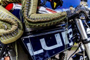 Vibrazioni art design moto con pezzi riciclati serbatoio