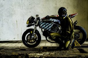 Vibrazioni art design moto con pezzi riciclati