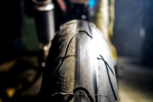 Vibrazioni art design moto con pezzi riciclati pneumatico