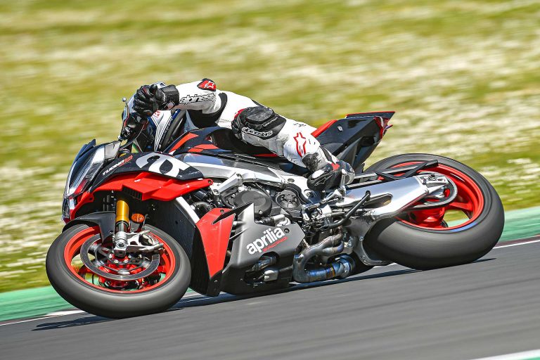 Aprilia Tuono Factory 2021 in piega a MIsano