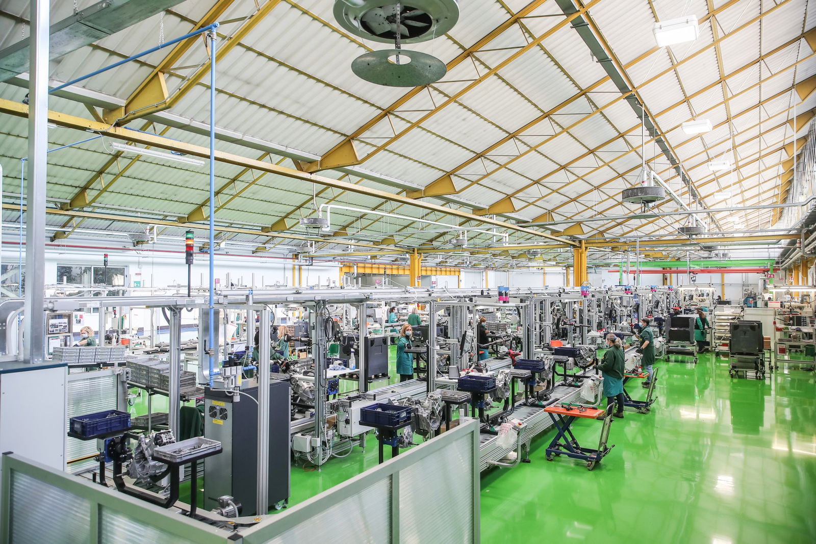 vista dall'alto della linea produttiva dell'azienda minarelli