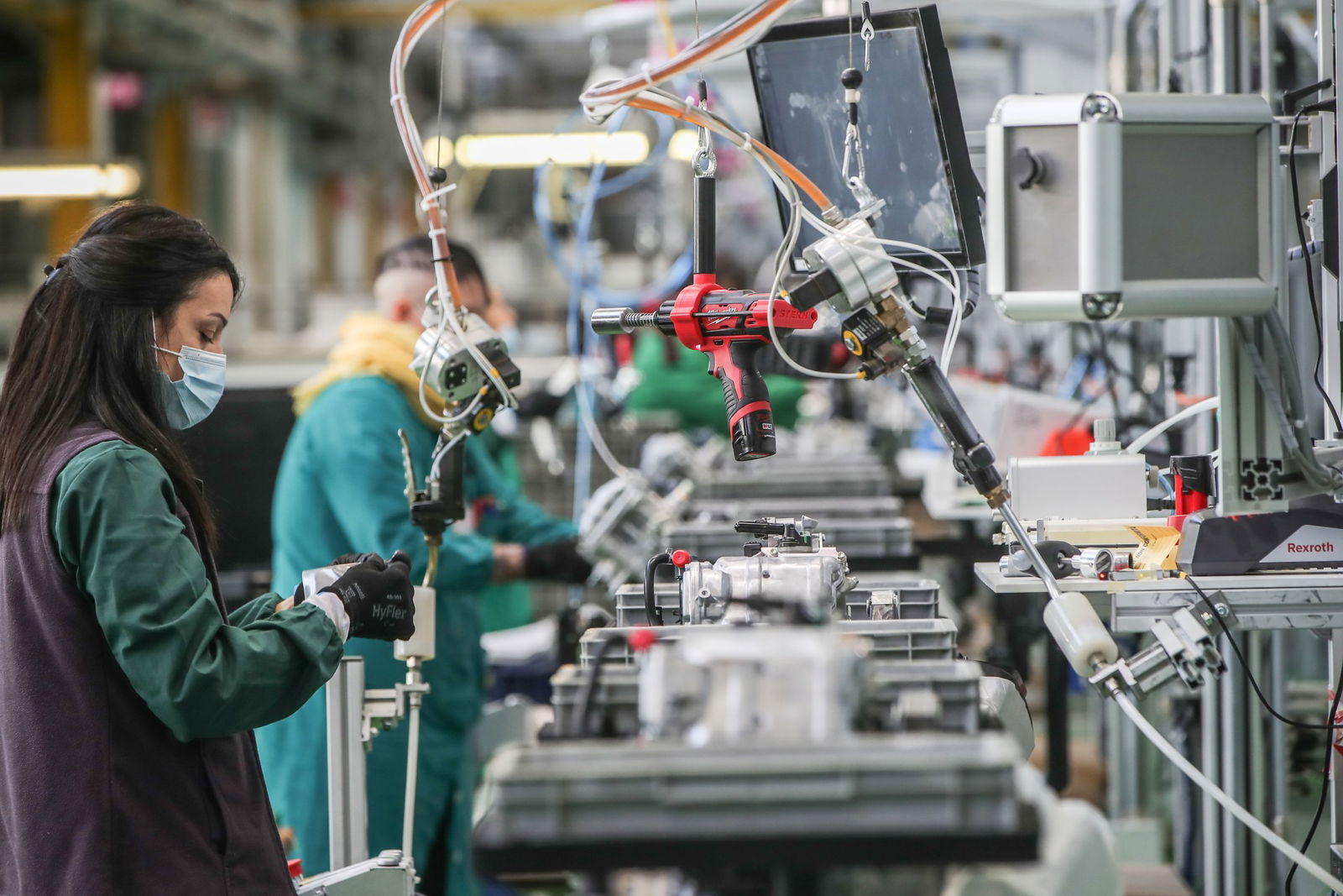 addetta al lavoro sulla linea produttiva dell'azienda minarelli