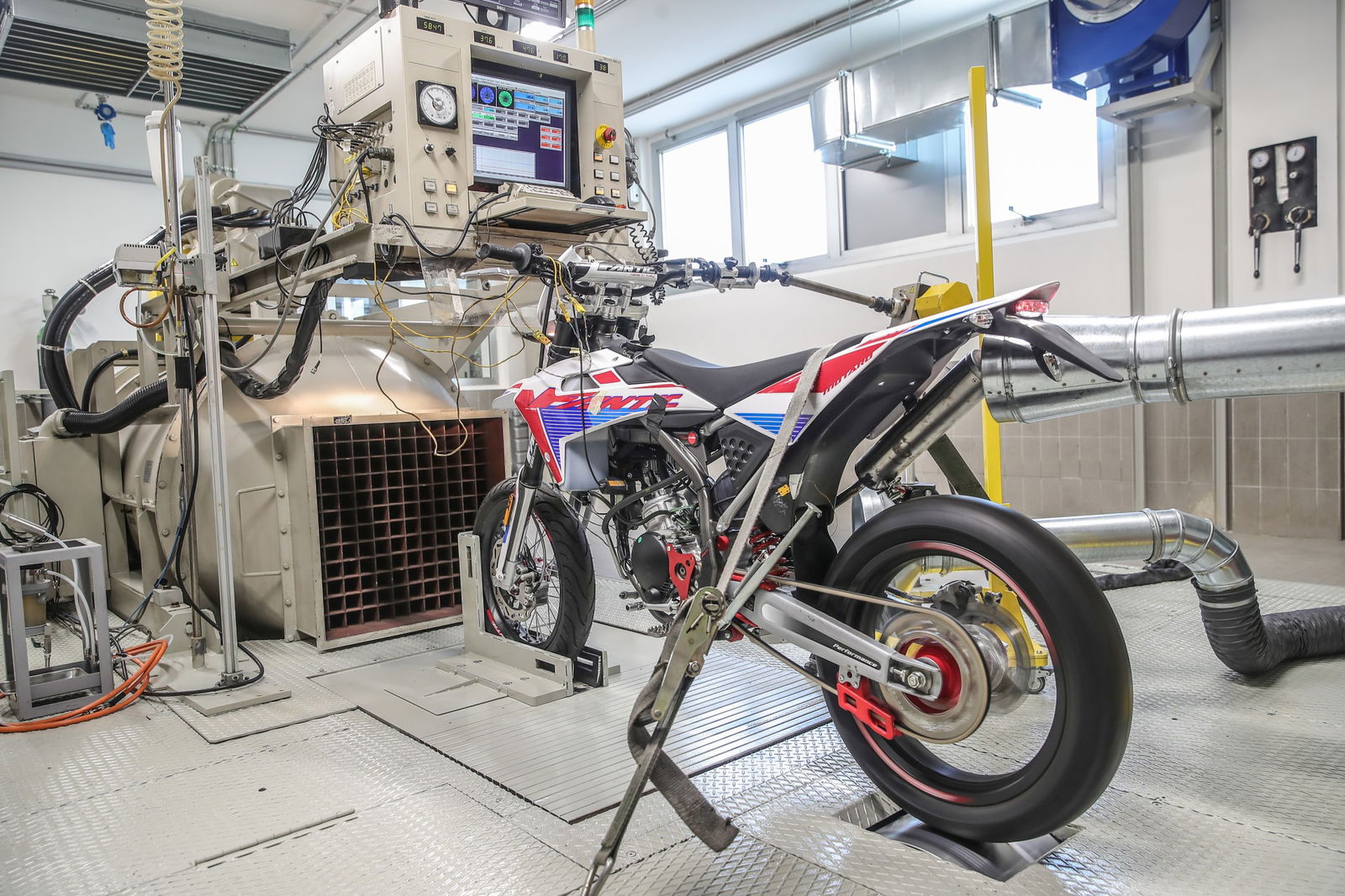 moto fantic sul banco di prova