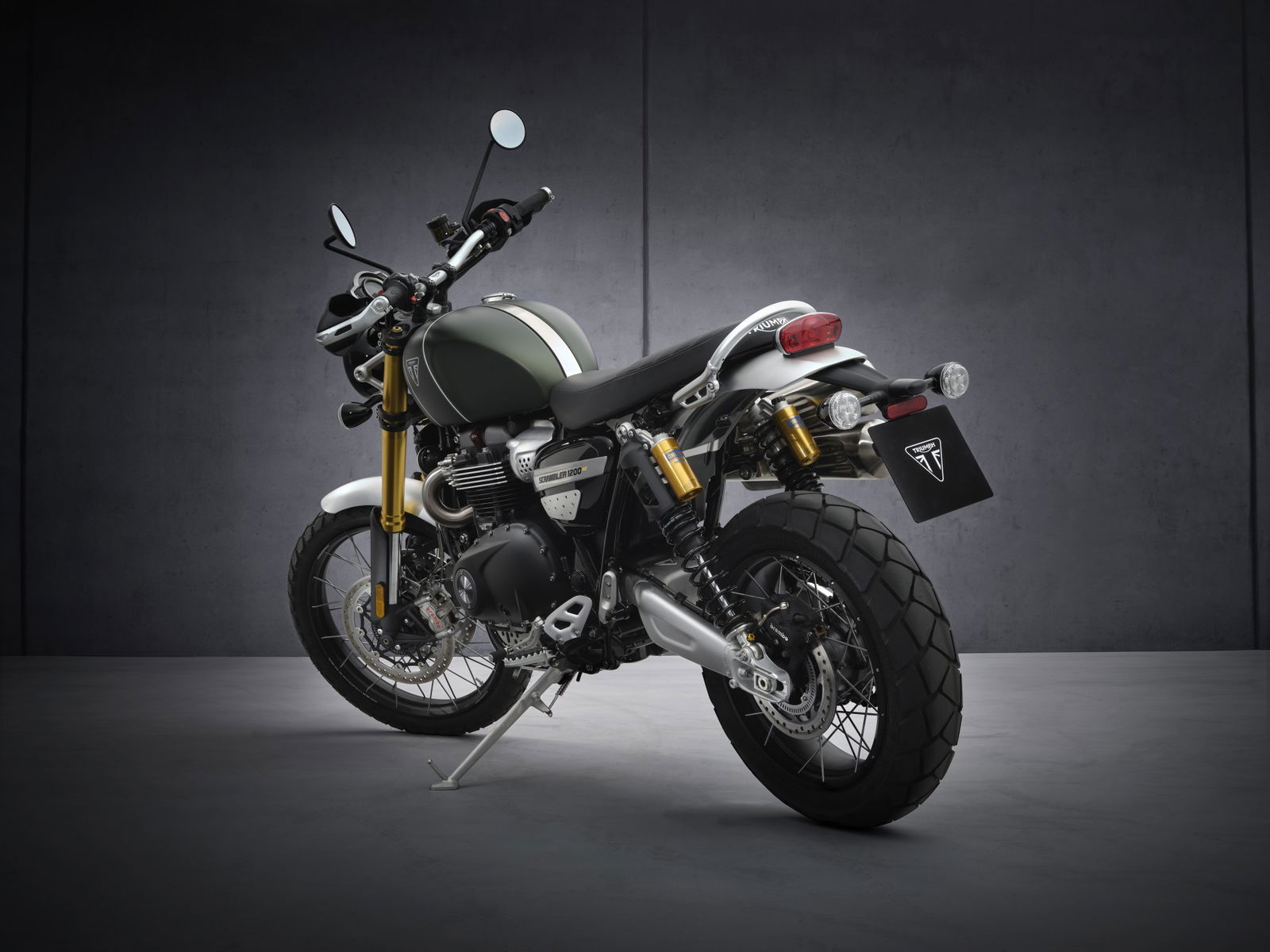 triumph scrambler 1200 verde foto in studio tre quarti posteriore