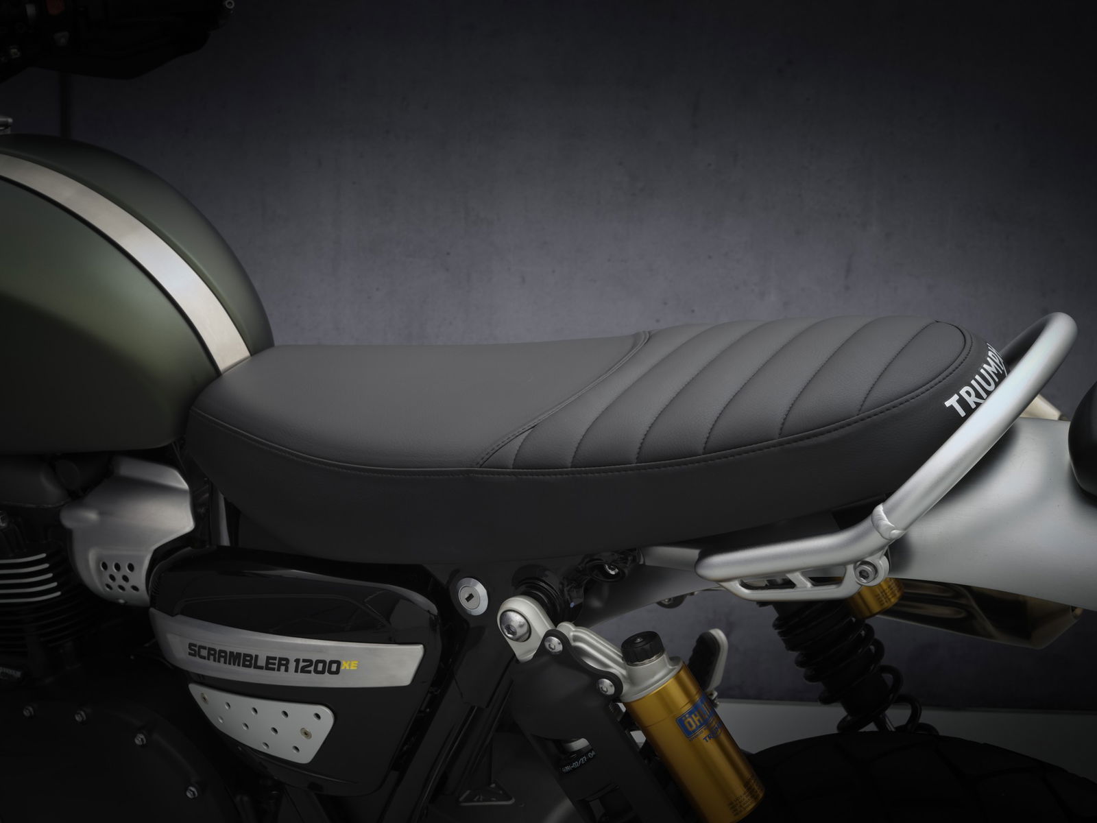 triumph scrambler 1200 verde foto in studio particolare sella