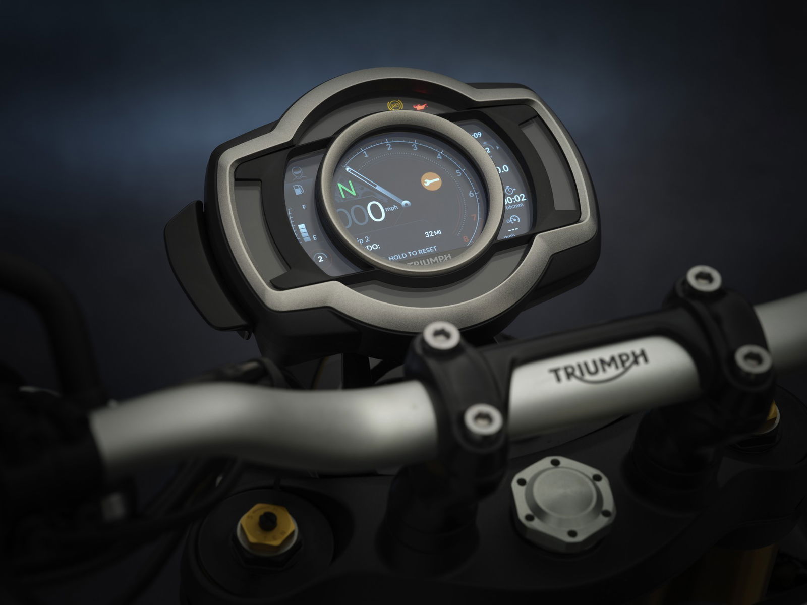 triumph scrambler 1200 verde foto in studio particolare strumentazione