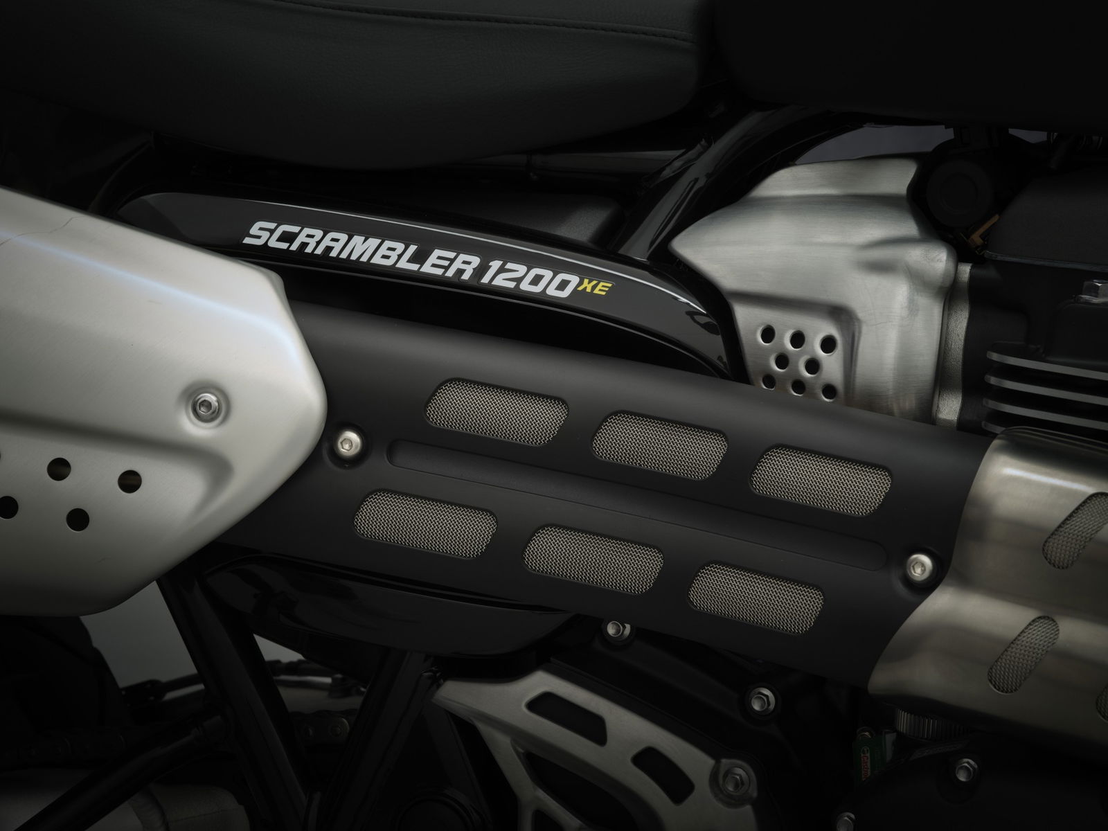 triumph scrambler 1200 verde foto in studio particolare scarico