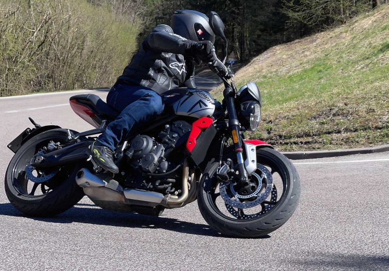 Triumph Trident 660 2021 in piega su un tornante