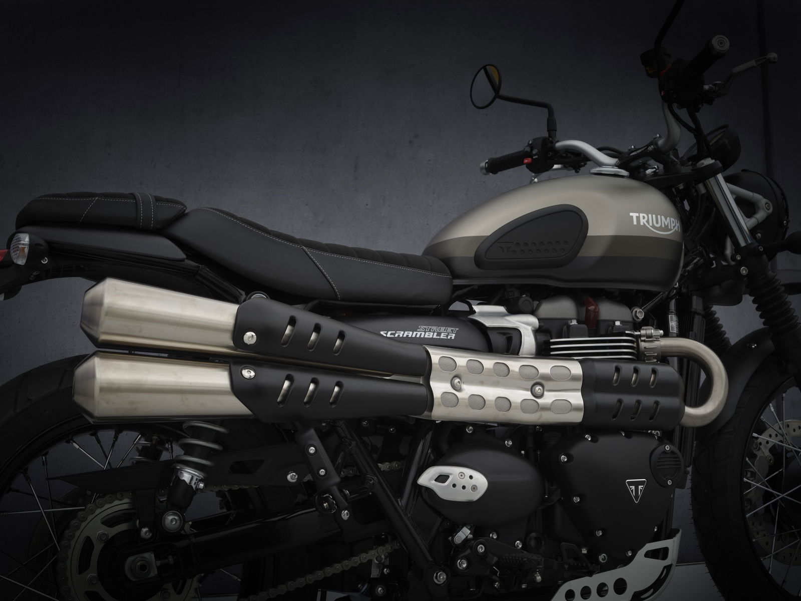 Triumph Street Scrambler sandstorm, limited edition, foto in studio, particolare scarico