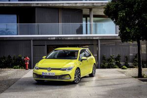 Nuova Volkswagen Golf 8 color oro, vista anteriormente per intero