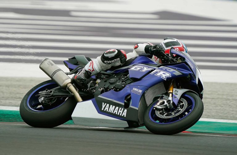 Yamaha R1 GYTR in pista a Misano
