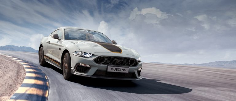 Ford Mustang Mach 1, in edizione limitata 2021, mentre percorre la curva di un circuito