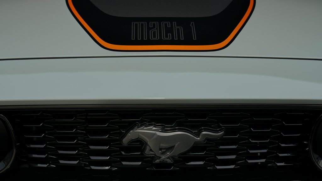 Dettaglio stemma cavallo Mustang griglia anteriore Ford Mustang Mach 1 - 2021