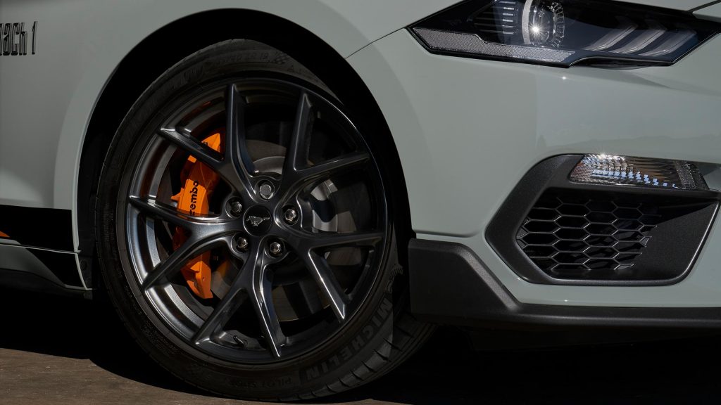 Dettaglio pinze freno Brembo e prese d'aria anteriori di Ford Mustang Mach 1 - 2021