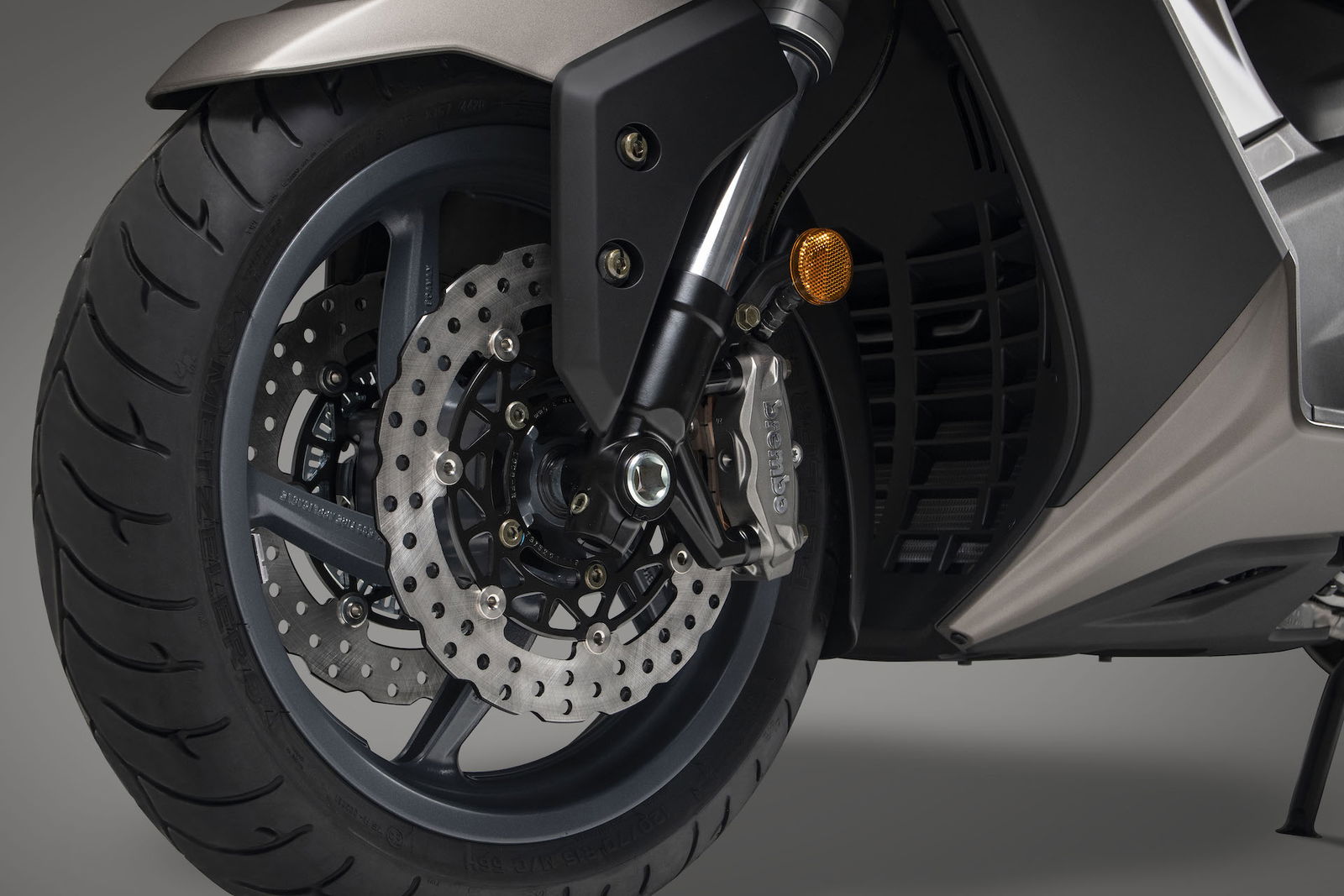 Kymco AK 550 ETS particolare Impianto frenante