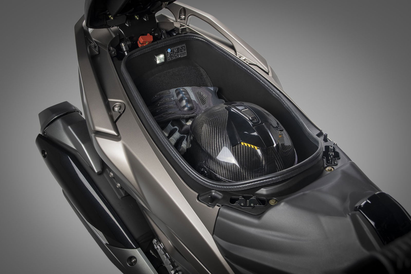 Kymco AK 550 ETS particolare vano sottosella