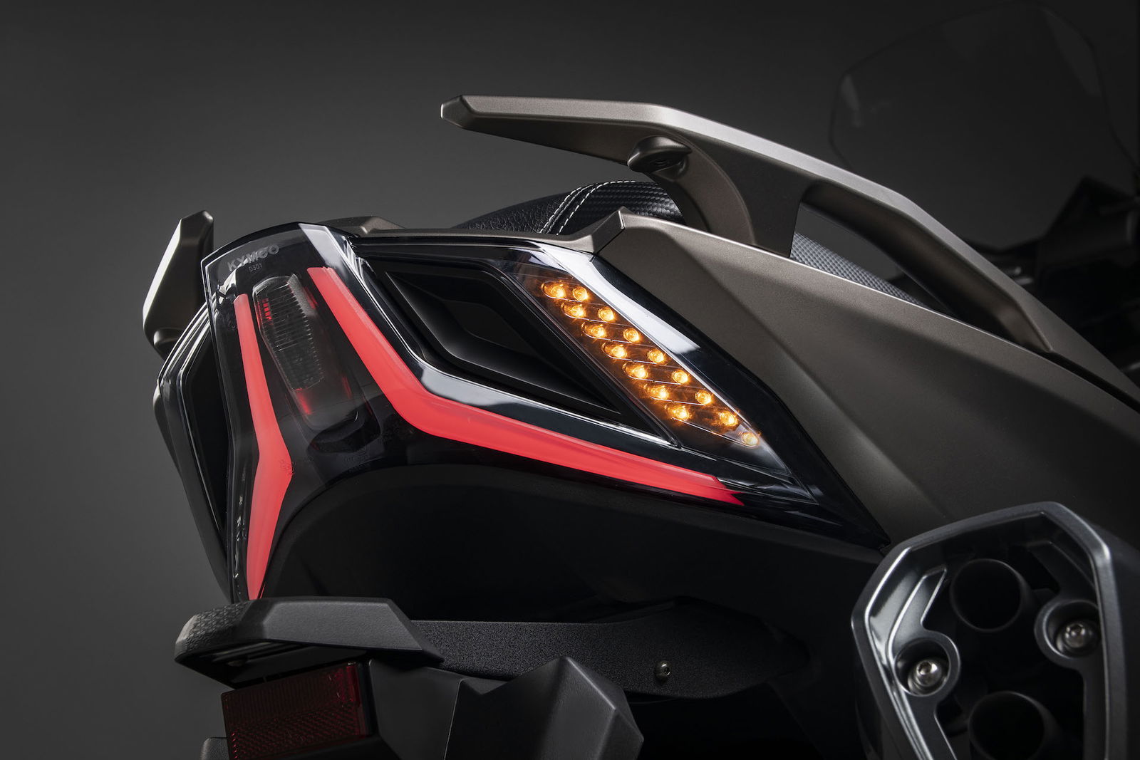 Kymco AK 550 ETS particolare luce posteriore