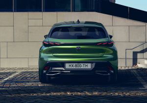 Nuova Peugeot 308, terza generazione 2021, ripresa posteriormente, parcheggiata in ambiente cittadino