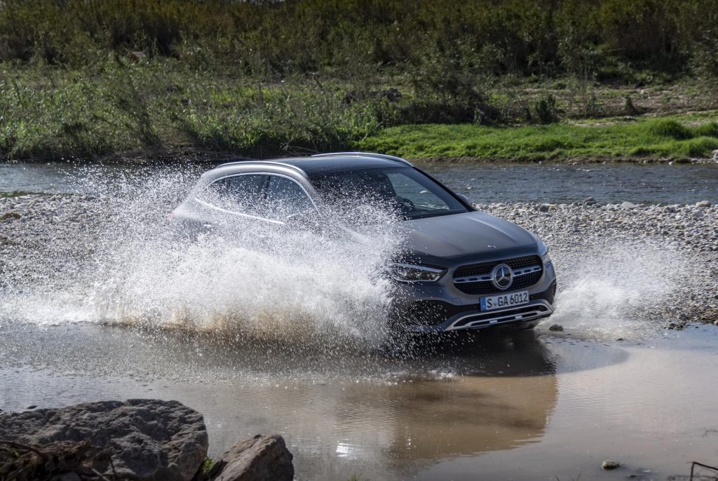 Mercedes GLA attraversamento guado