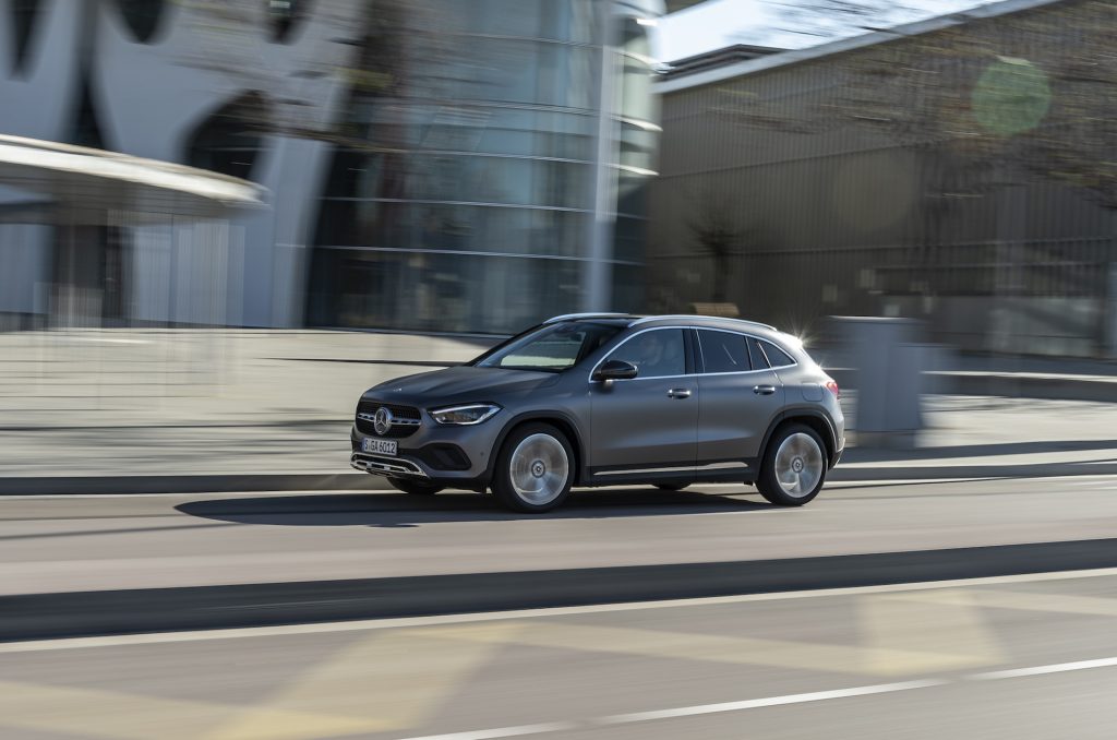 Mercedes GLA dinamica laterale urbana