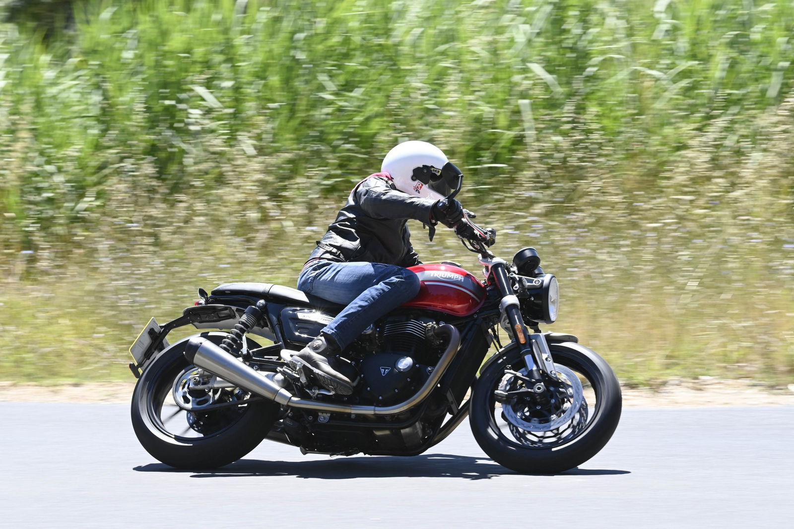 Triumph Speed Twin 2021 foto movimento laterale in curva