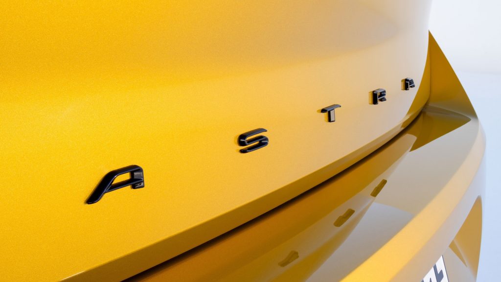 Opel Astra 2022 - dettaglio logo posteriore