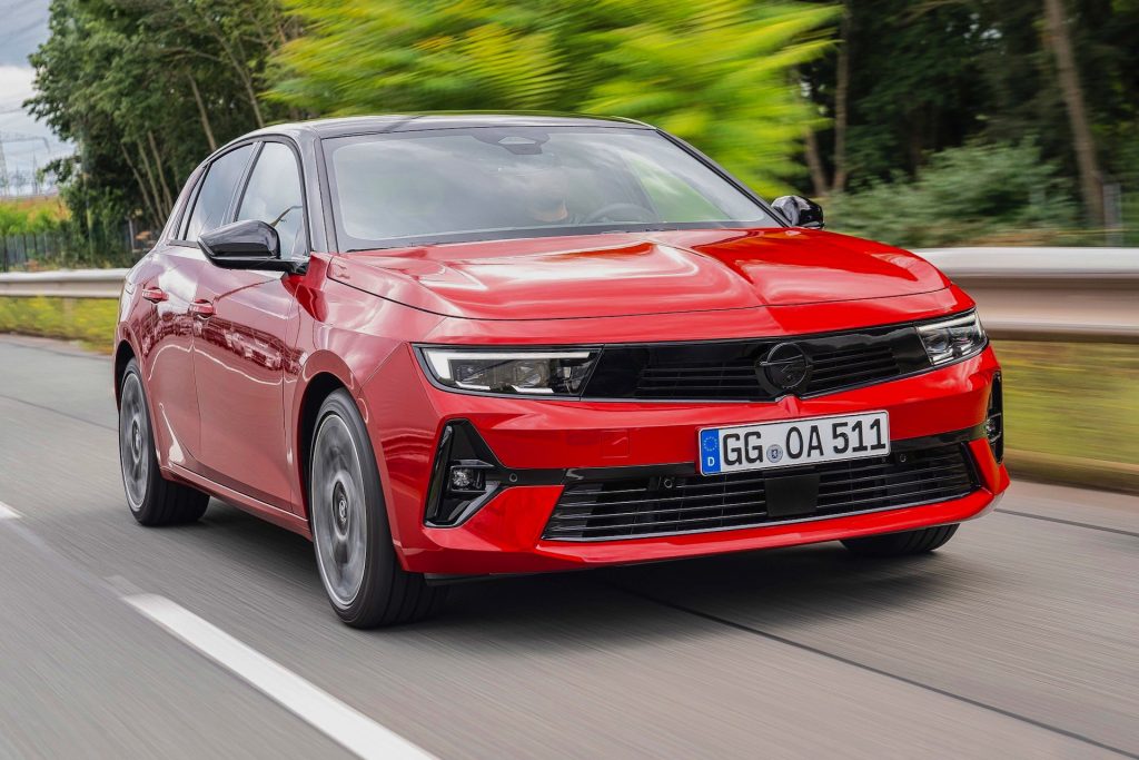 Opel Astra 2022 con motore a combustione vista anteriore