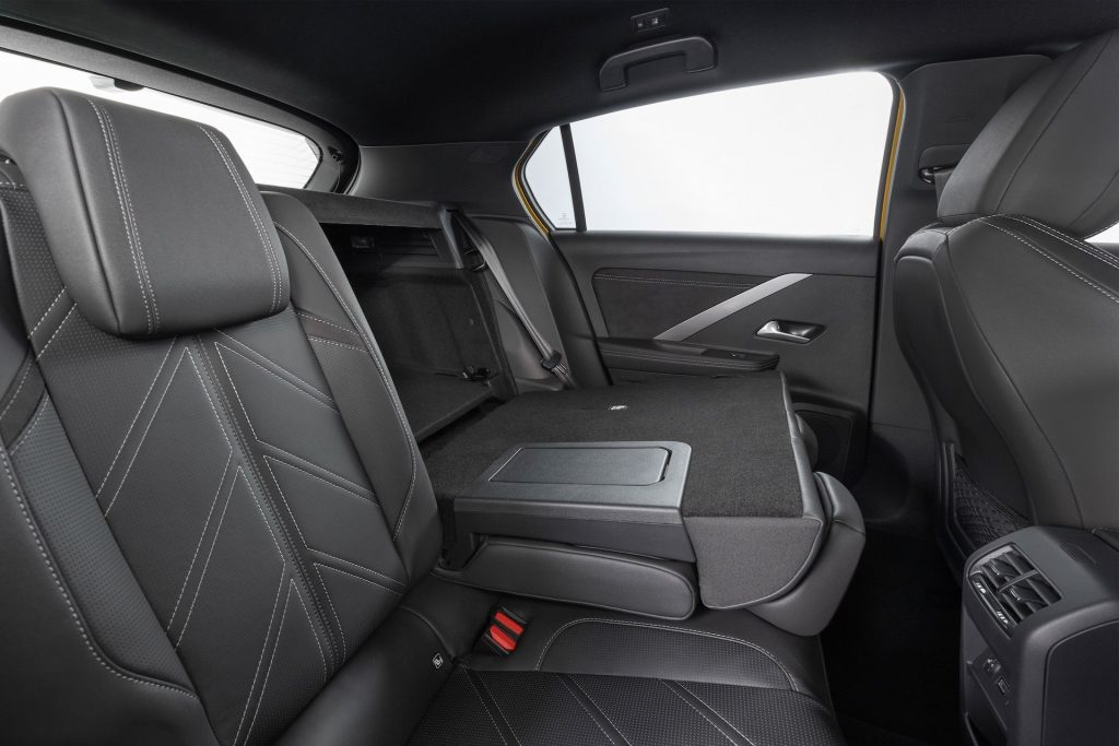 Opel Astra 2022 - divano posteriore con abbattimento seduta