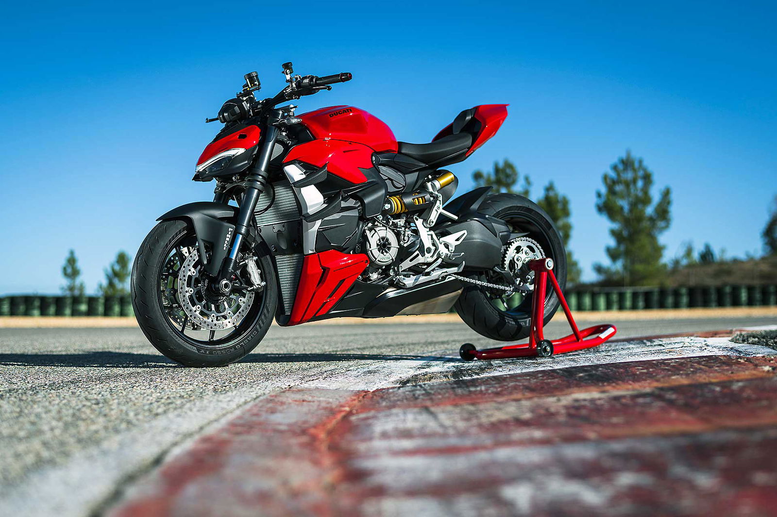 Ducati Streetfighter V2 in pista