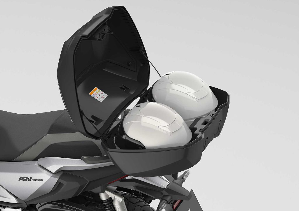 Honda ADV350 bauletto con due caschi