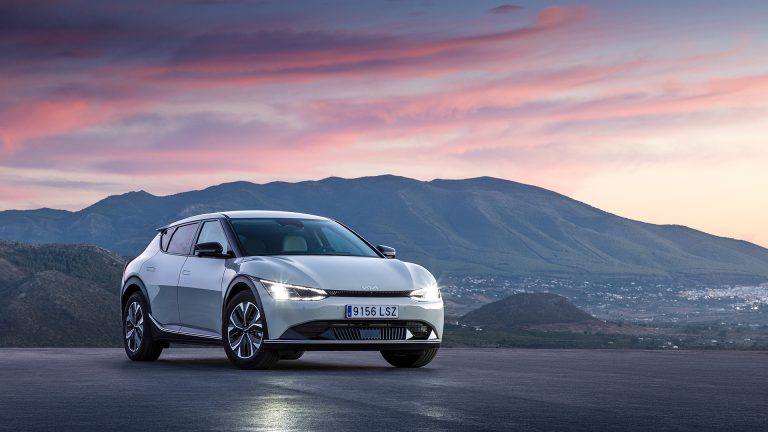 Kia EV6 - statica tre quarti anteriore al tramonto