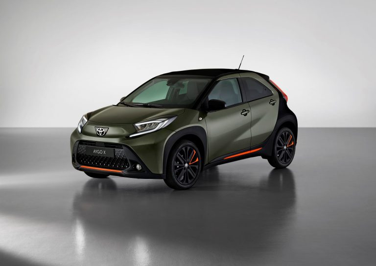 Toyota Aygo X - statica studio tre quarti anteriore