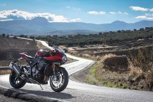 Triumph Speed Triple RR a bordo strada controluce