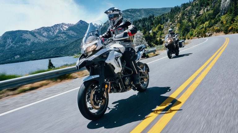 Benelli trk 502 foto in azione frontale