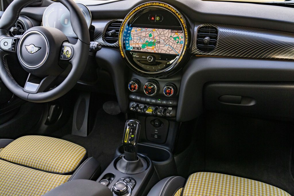 Mini Cooper SE Resolute Edition - dettaglio plancia interna