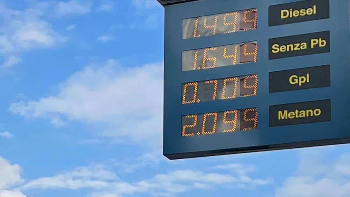 Prezzi carburanti e ecco come e dove risparmiare su benzina e Diesel