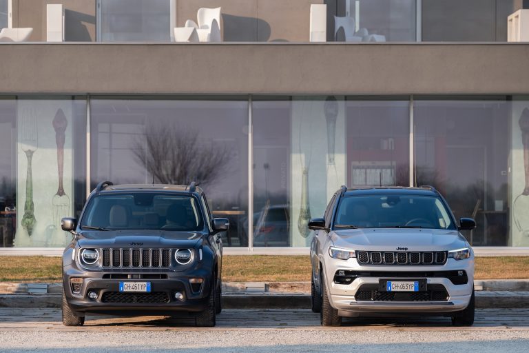 Jeep® Renegade and Compass e-hybrid S