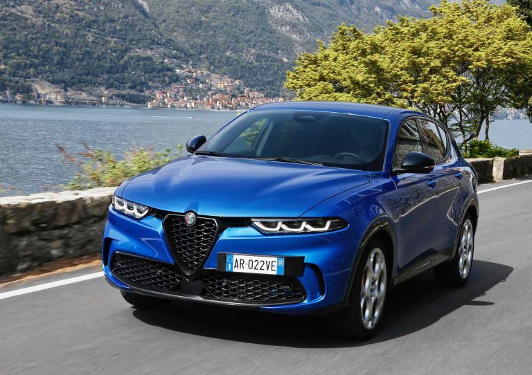 Alfa Romeo Tonale blu - dinamica