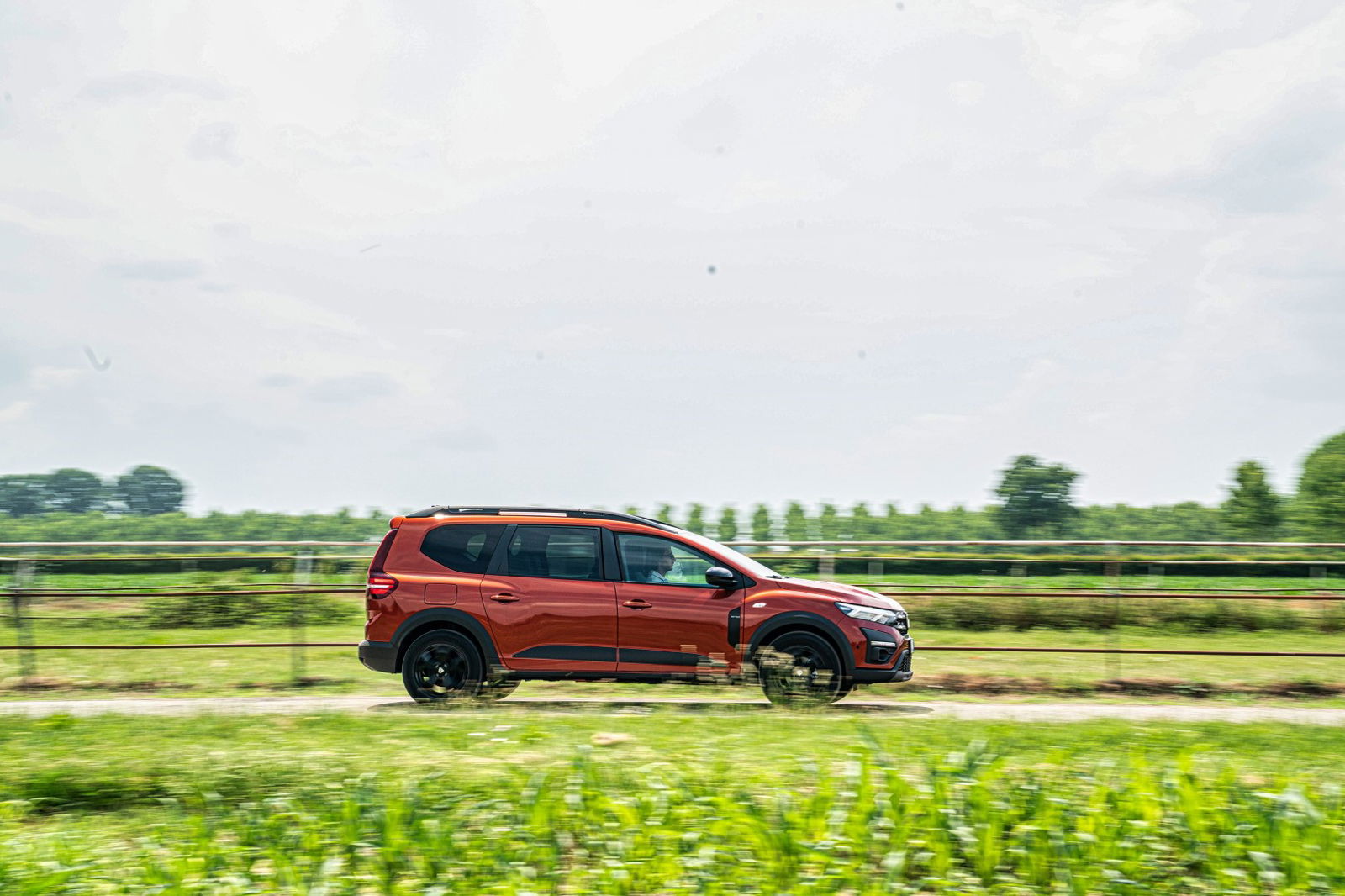 dacia jogger foto in movimento laterale